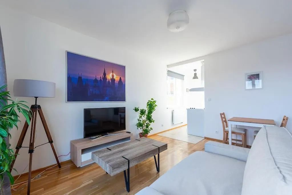 Sunny Safron Apartment Prague