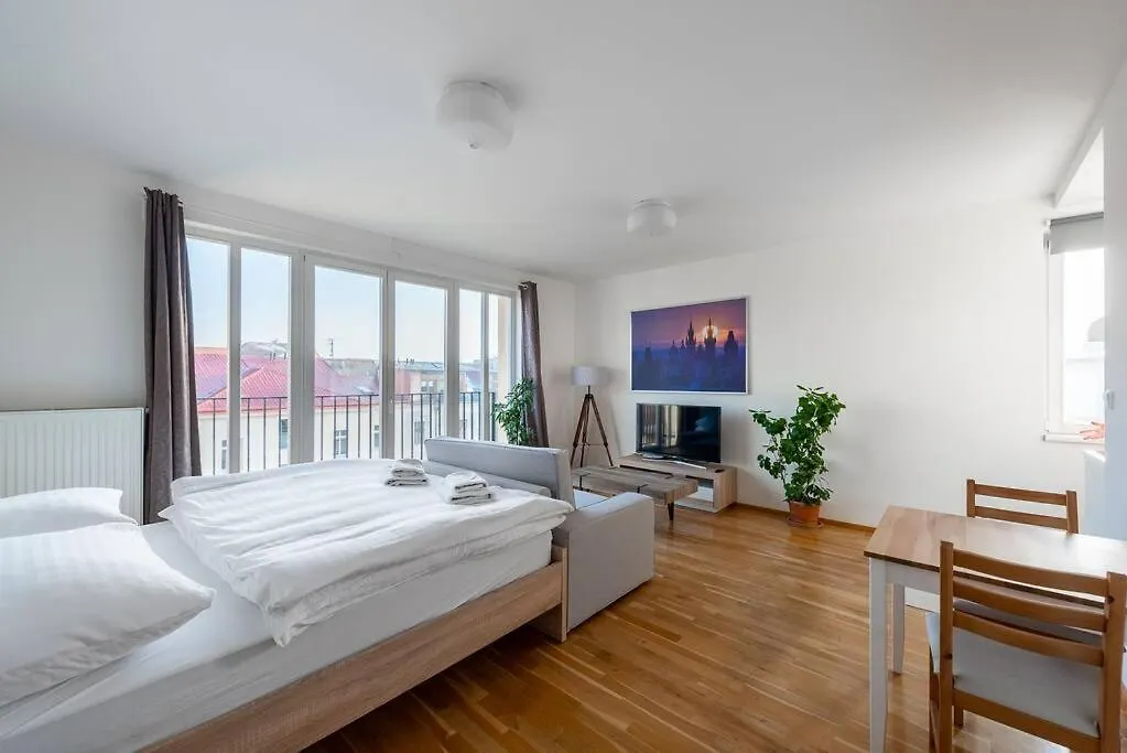 Sunny Safron Apartment Prague