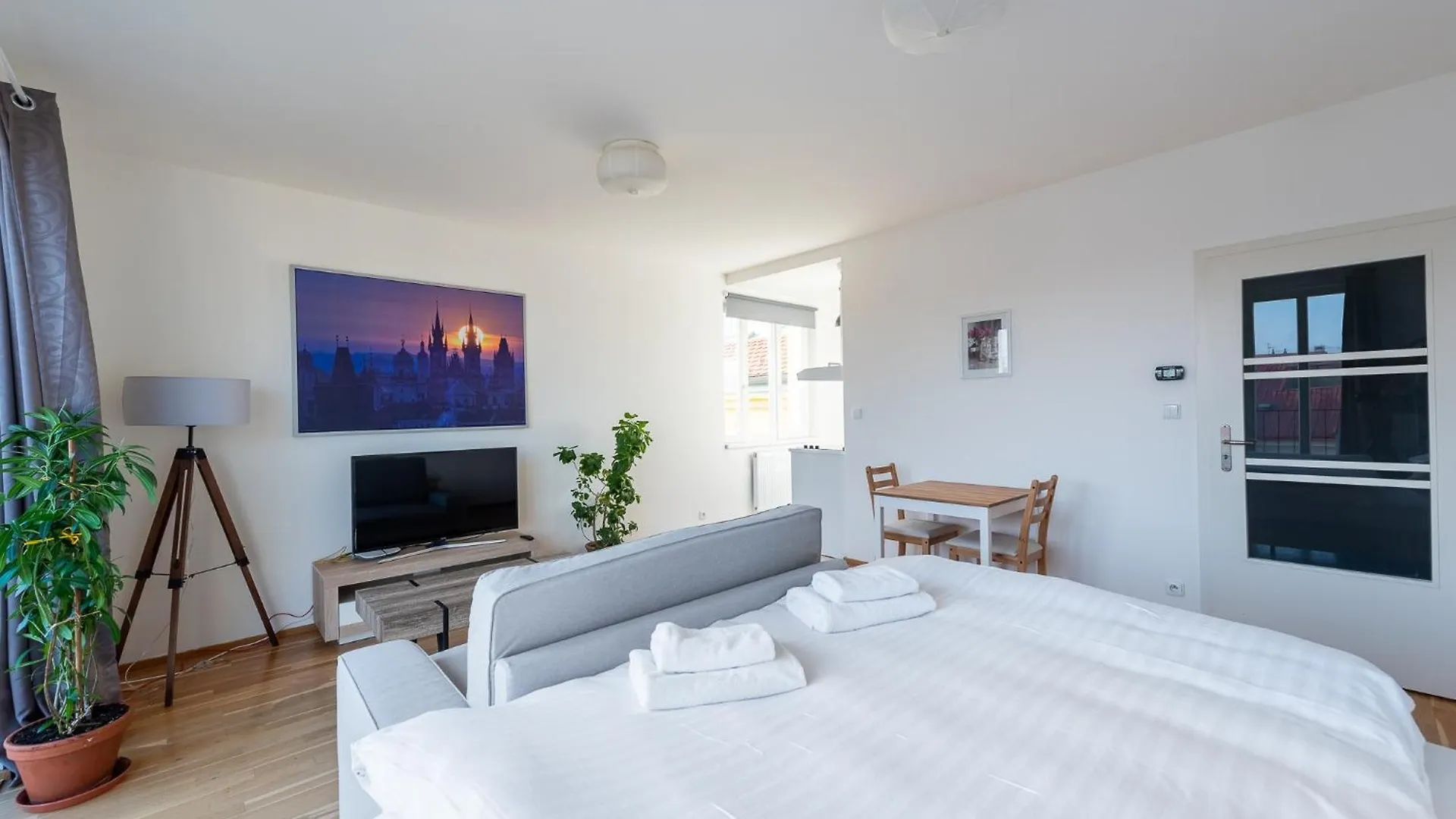 Sunny Safron Apartment Prague